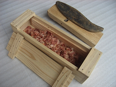 釘止め木箱の鰹節削り器-2