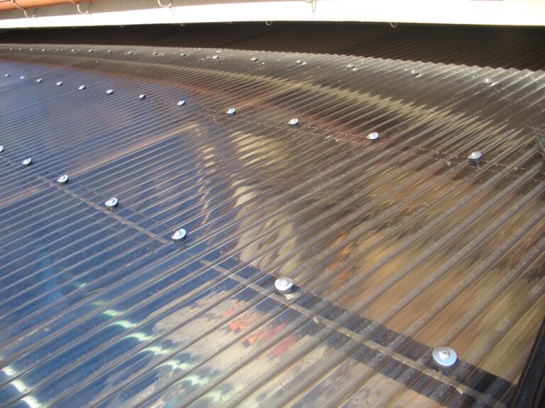 アルミテラス屋根の波板を留めるフックの種類と張る注意点│DIY（日曜大工,園芸）を楽しもう！